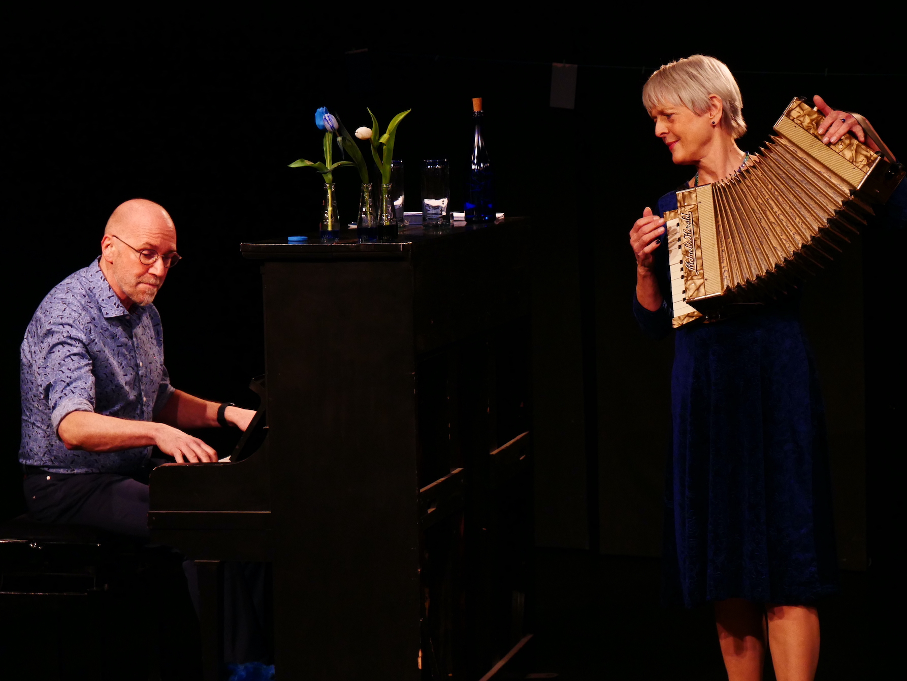 Carola & Caspar_Ins Blaue_Pressebild